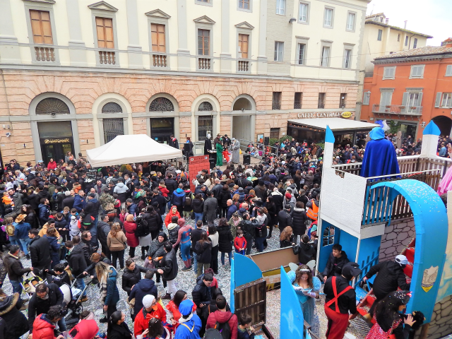 Allegria, musica e divertimento: grande successo per il ritorno del Carnevale in Piazza a Umbertide