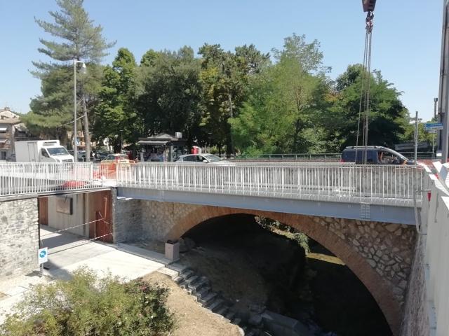 Abbattimento barriere architettoniche e mobilità sostenibile, posizionata la seconda passerella sul torrente Reggia