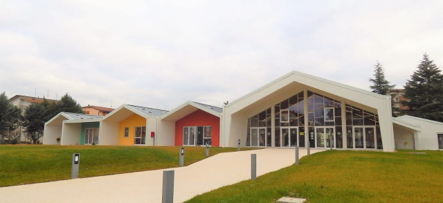Impianti fotovoltaici alla scuola “Marcella Monini” e alla piscina comunale, la Giunta approva il primo passo verso la realizzazione