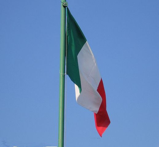 Festa del Tricolore, la facciata della scuola Garibaldi illuminata con i colori della bandiera nazionale