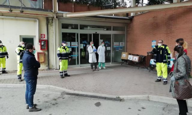 Donazioni di materiale sanitario all'ospedale di Umbertide, avvenuta nella mattinata del 27 marzo la prima consegna