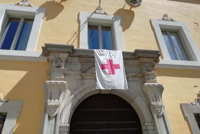 La bandiera della Croce Rossa esposta sulla facciata del palazzo comunale in occasione della Giornata Mondiale della Croce Rossa