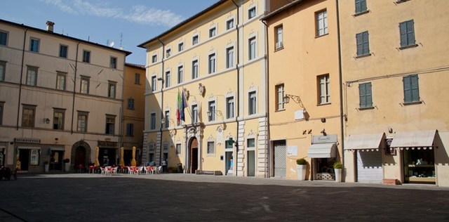 Avvisi d'asta di un appartamento di proprietà comunale in piazza Marconi, di un immobile destinato a ex bagni pubblici-alloggio di custodia in via Mancini e di aree verdi nel P.I.P. di Pierantonio