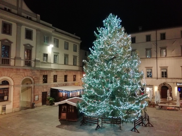 Si illumina il Natale di Umbertide, accesi gli Alberi di piazza Matteotti e piazza Michelangelo: “Dedicati a tutti coloro che sono in prima linea per sconfiggere il virus”