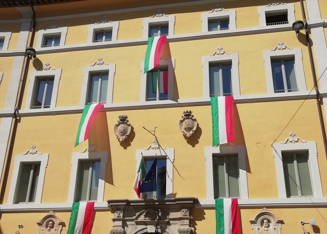 Tricolori sulla facciata del Municipio e i colori della bandiera nazionale sulla scuola "Garibaldi" per festeggiare i 75 anni della Repubblica Italiana
